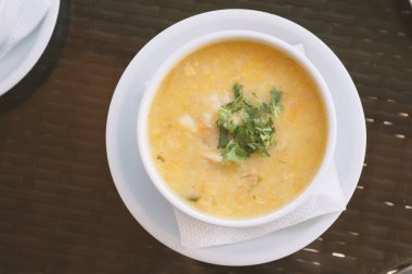 Beyaz tabak içinde lezzetli ev yapımı çorba