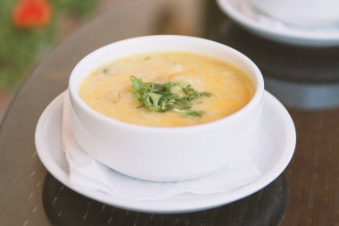 Beyaz tabak içinde lezzetli ev yapımı çorba