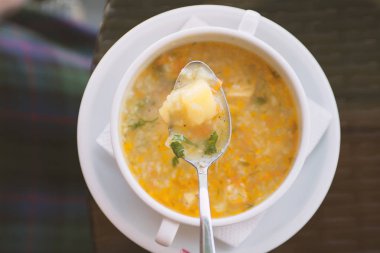 Kadın eli çorba restoranda yerken kaşık ile