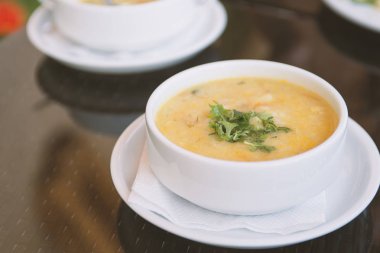 Beyaz tabak içinde lezzetli ev yapımı çorba