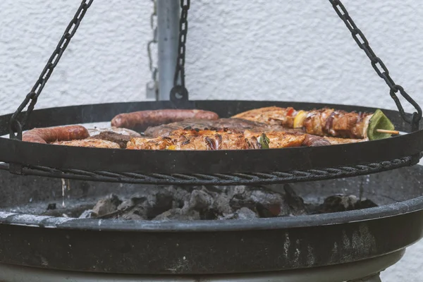 Hand Kochen Grill Mit Verschiedenen Leckeren Grill Freien Selektiver Fokus — Stockfoto