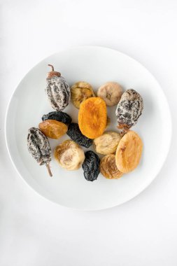 fındık ve kuru meyve bir tabak içinde farklı türde. Üstten görünüm ve c