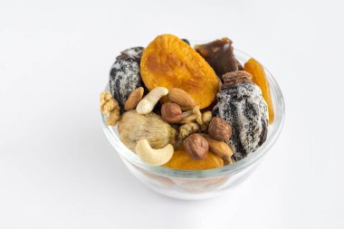 fındık ve kuru meyve bir tabak içinde farklı türde. Üstten görünüm ve c