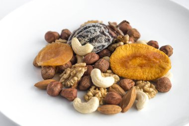 fındık ve kuru meyve bir tabak içinde farklı türde. Üstten görünüm ve c