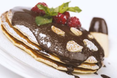 Çikolata soslu krep yığını.