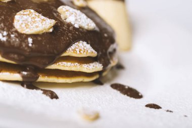 Çikolata soslu krep yığını.