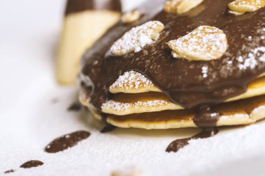 Çikolata soslu krep yığını.