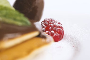 Çikolata soslu krep yığını.