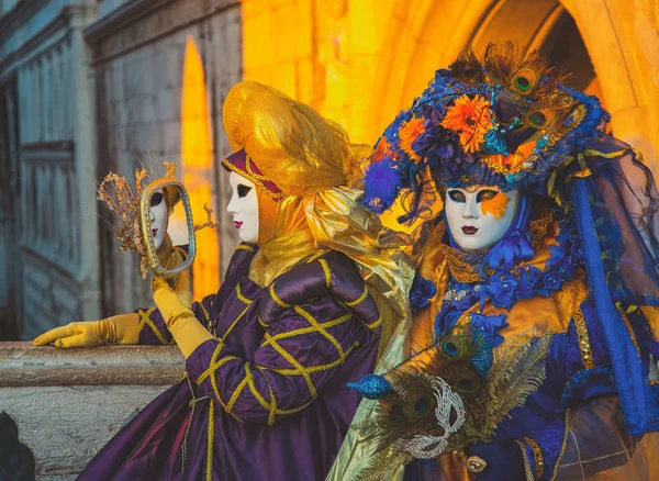 People Masks Costumes Venetian Carnival — Stock Photo, Image