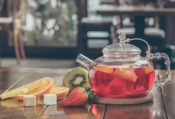 Frukt Rött Ett Glas Vattenkokare Och Kopp Trä Bakgrund — Stockfoto