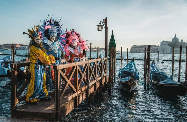 Venedik Karnavalında Maskeli Kostümlü Insanlar — Stok fotoğraf