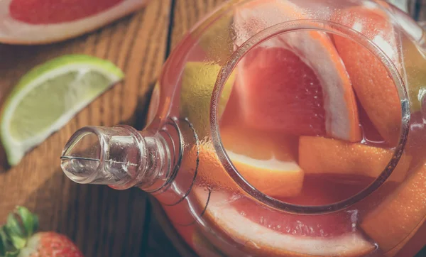 Fruit Rode Thee Een Glazen Ketel Kopje Houten Achtergrond — Stockfoto