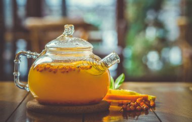 Çilek tarafından çevrili vitaminler ile Deniz topalak yapılan çay lezzetli, doymuş sağlık için sağlıklı meyveleri ve aile çay içme ve vücut sağlığı korumak için Deniz topalak bırakır