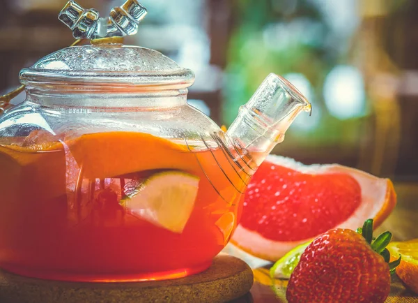 Frukt Rött Ett Glas Vattenkokare Och Kopp Trä Bakgrund — Stockfoto