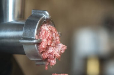 et kıyma makinesinin içinde yer