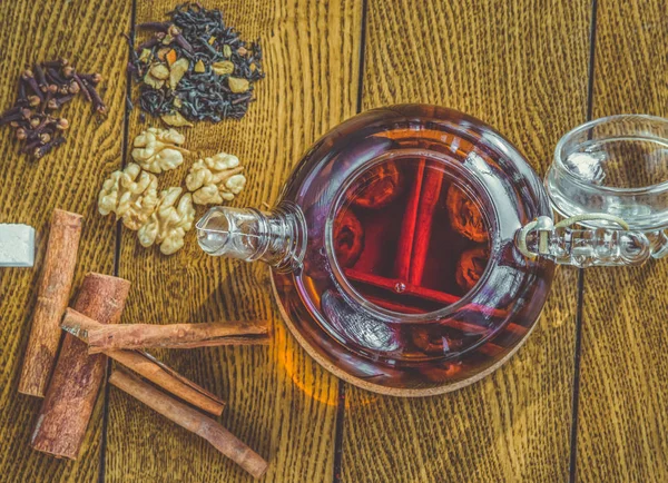 Ζεστό Τσάι Καρυκευμένο Κανέλα Ποτήρι Τσαγιέρα Φόντο Ξύλινη — Φωτογραφία Αρχείου