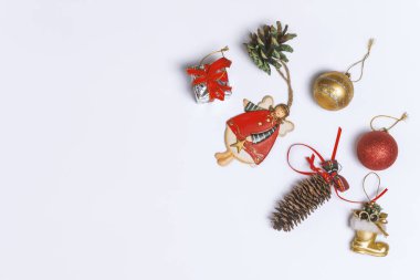 Beyaz arka planda kar taneleriyle süslenmiş Noel çerçevesi. Metnin için fotokopi alanı var. Üst görünüm.