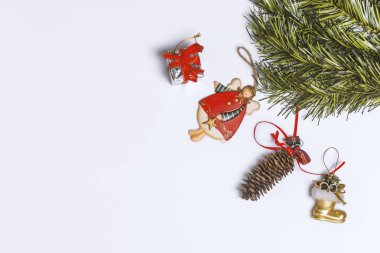 Beyaz arka planda kar taneleriyle süslenmiş Noel çerçevesi. Metnin için fotokopi alanı var. Üst görünüm.