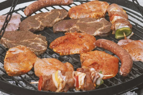 Hand Kochen Grill Mit Verschiedenen Leckeren Grill Freien Selektiver Fokus — Stockfoto