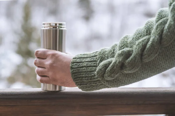 Homem Fundo Uma Floresta Inverno Uma Garrafa Térmica Nas Mãos — Fotografia de Stock