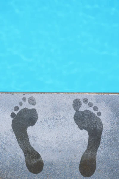 Wet Footprints Stone Pool — Stock Photo, Image