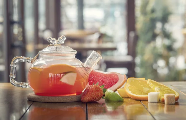 Frukt Rött Ett Glas Vattenkokare Och Kopp Trä Bakgrund — Stockfoto