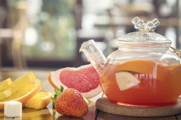 Frukt Rött Ett Glas Vattenkokare Och Kopp Trä Bakgrund — Stockfoto