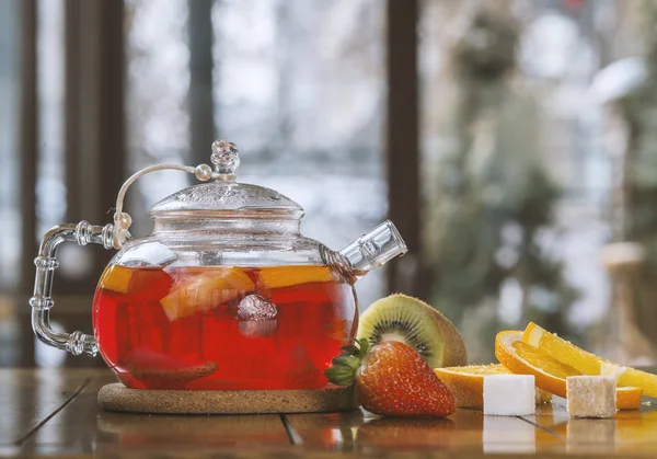 Cam Çaydanlıkta Meyveli Kırmızı Çay Ahşap Arka Planda Fincan — Stok fotoğraf