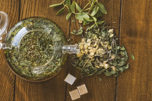 Νόστιμο Πράσινο Τσάι Ένα Όμορφο Γυάλινο Μπολ Ένα Τραπέζι — Φωτογραφία Αρχείου