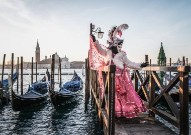 Venedik karnavalında maskeli ve kostümlü insanlar