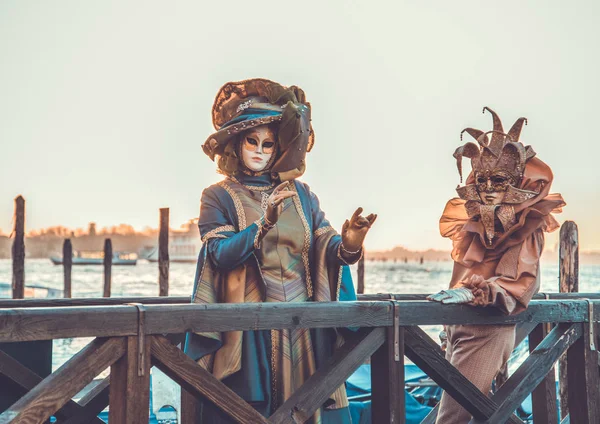 威尼斯狂欢节上身穿面具和服装的人 — 图库照片
