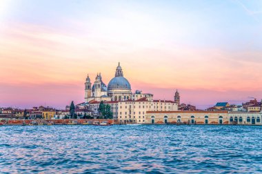 Canal Grande ve Basilica Santa Maria della Salute şafakta, Venedik, İtalya