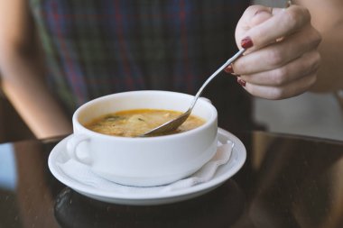 Kadın eli çorba restoranda yerken kaşık ile