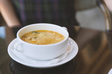 Beyaz tabak içinde lezzetli ev yapımı çorba