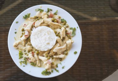 Restoranda masaya Doğu çanak