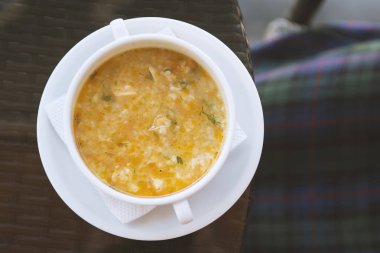 Beyaz tabak içinde lezzetli ev yapımı çorba