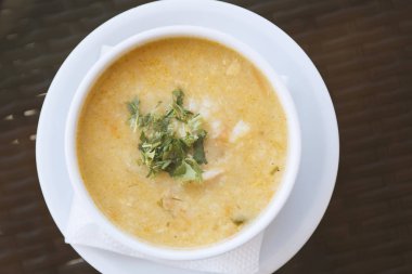 Beyaz tabak içinde lezzetli ev yapımı çorba