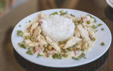 Restoranda masaya Doğu çanak