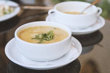 Beyaz tabak içinde lezzetli ev yapımı çorba