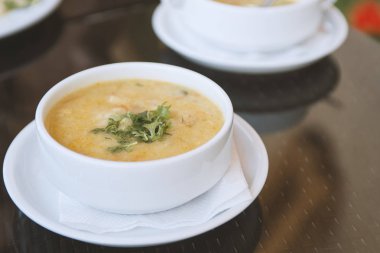 Beyaz tabak içinde lezzetli ev yapımı çorba