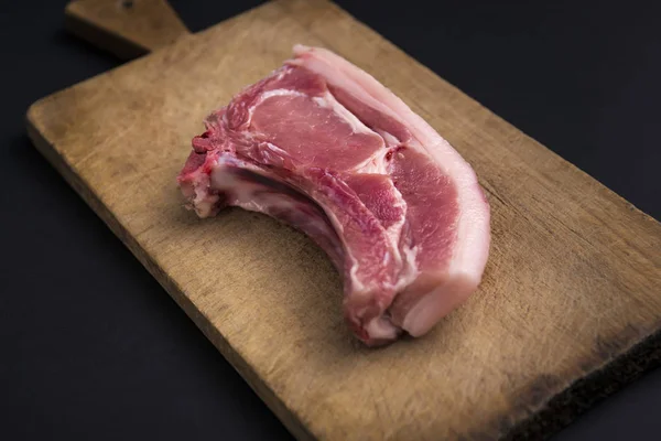 Bistecca Cruda Con Tavola Legno Oltre Rustico — Foto Stock