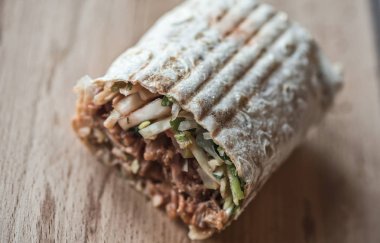 Etli, soğanlı ve otlu geleneksel oryantal sandviç.