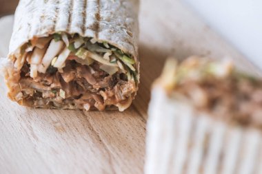 Etli, soğanlı ve otlu geleneksel oryantal sandviç.