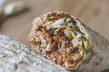 Etli, soğanlı ve otlu geleneksel oryantal sandviç.