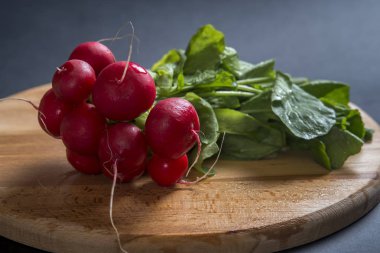 turp ahşap tahta üzerinde