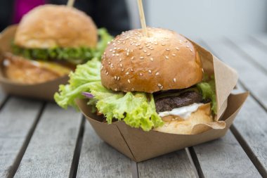 Marul, peynir, soğan içeren lezzetli taze burger