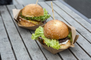 Marul, peynir, soğan içeren lezzetli taze burger