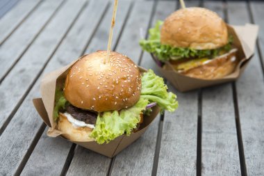 Marul, peynir, soğan içeren lezzetli taze burger