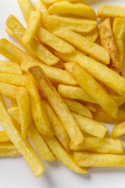 Beyaz arka planda patates kızartması.