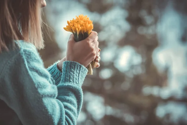 Bir Buket Sarı Çiçeği Tutan Kadın — Stok fotoğraf